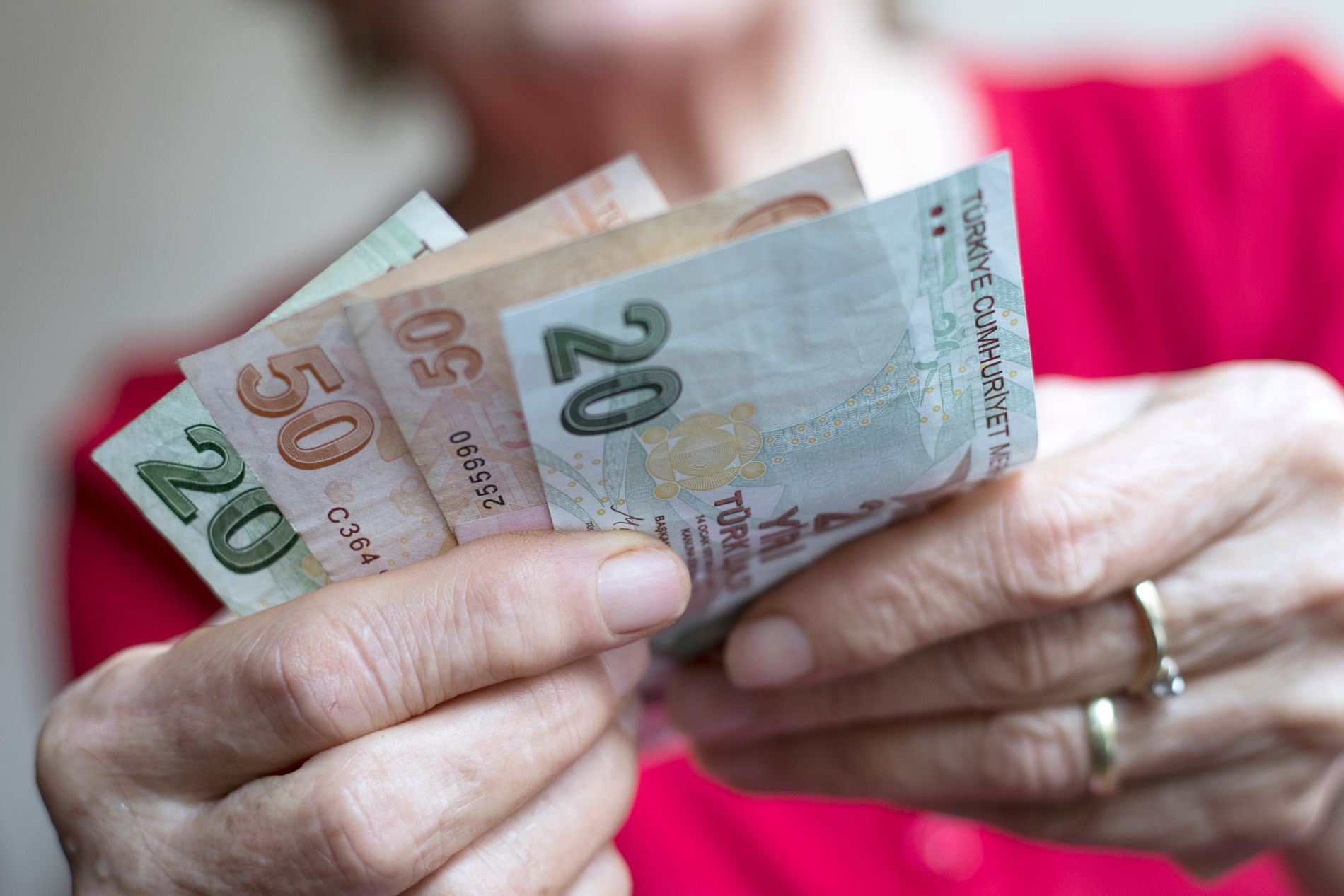 Women holding Turkish Lira bank notes