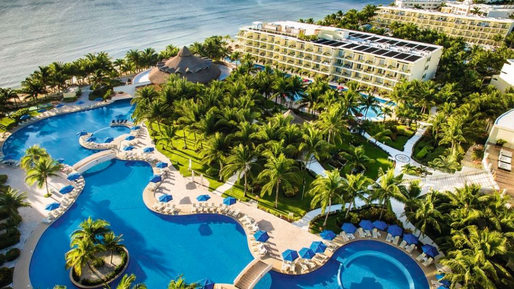 Pool and hotel grounds of the TUI SENSATORI Resort Riviera Cancun