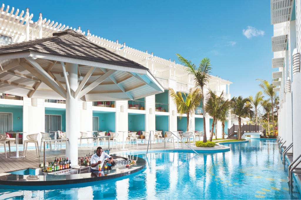Swim up bar and swim up rooms at the Azul Beach Resort Negril by Karisma in jamaica