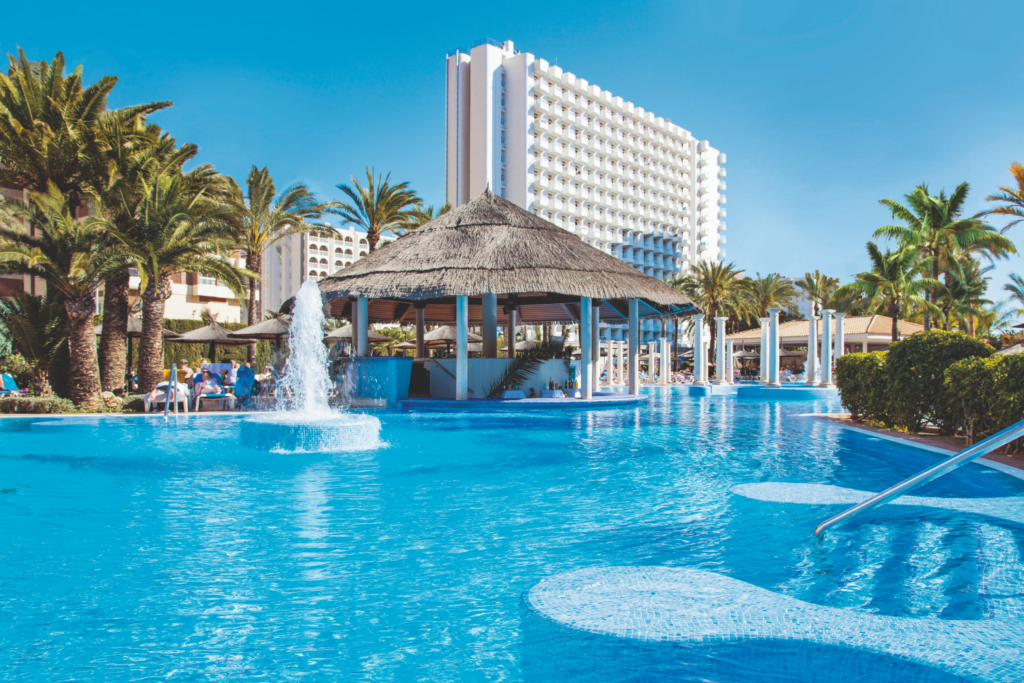 Outdoor pool and swim up bar at the Hotel Pelicanos/Sol in Benidorm